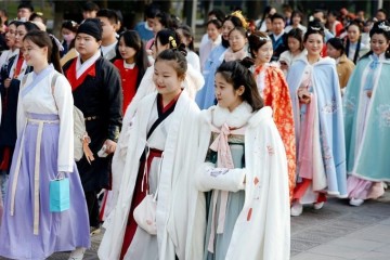 穿汉服的榜首天和穿汉服好几年差异不比不知道一比......