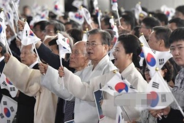 64岁韩国第一夫人气质太拔尖穿传统服装高雅露脸笑起来太香甜