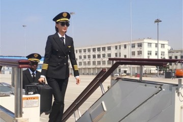 佟丽娅新剧爱的厘米路透照曝光女机长造型意气风发