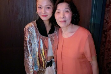 张韶涵被吴青峰妈妈宠溺穿银色夹克配揪揪发型潮流也香甜